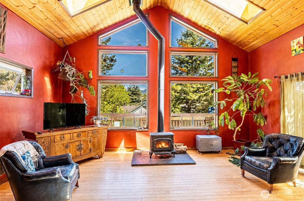 Photo of 8102 Silva Avenue SE, Snoqualmie, WA 98065 (MLS # 2523406)