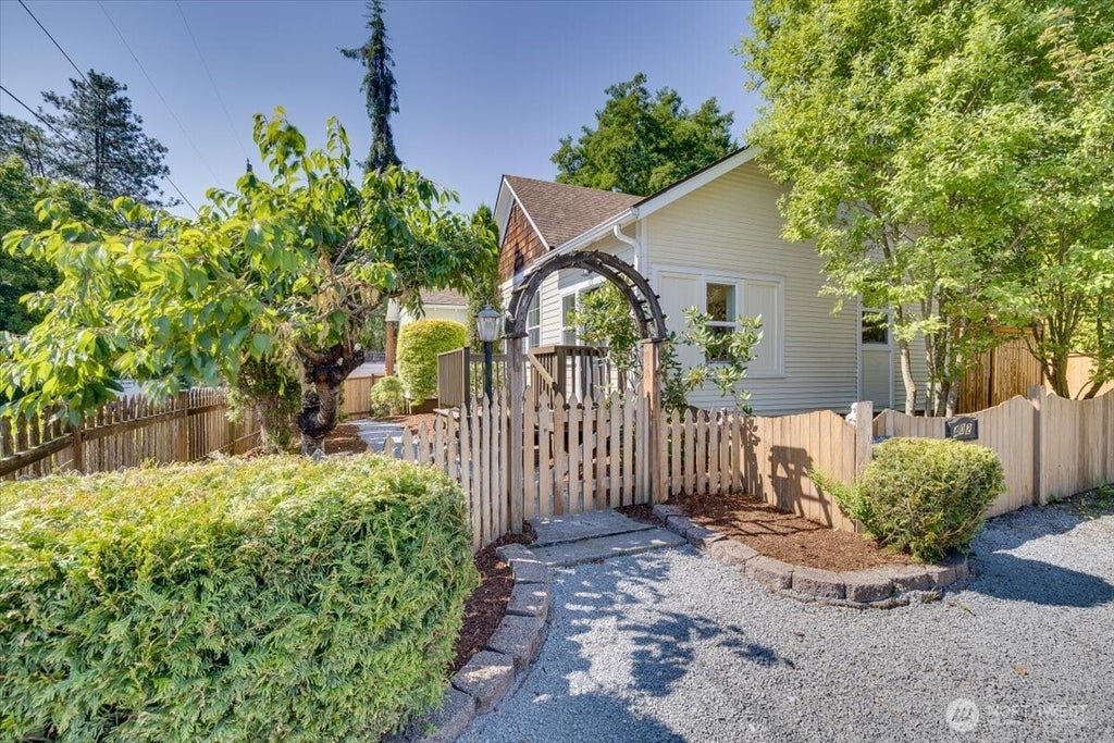 Photo of 402 W Galena Street, Granite Falls, WA 98252 (MLS # 2556193)