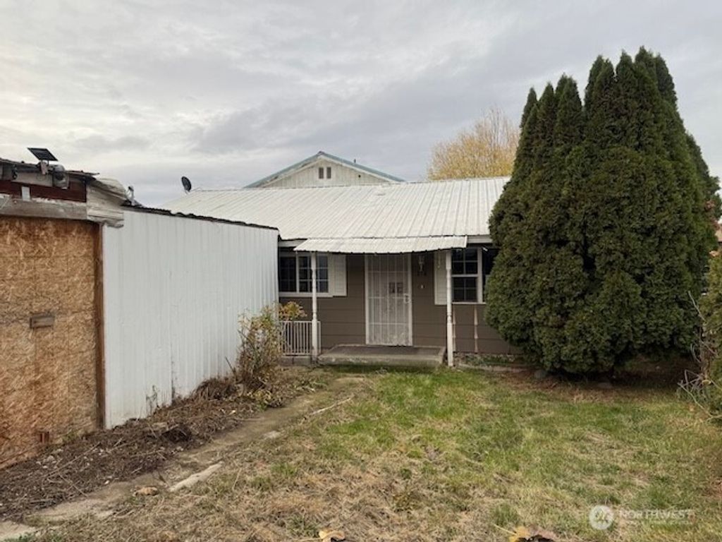 Photo of 314 LIBERTY Avenue, Granger, WA 98932 (MLS # 2457726)