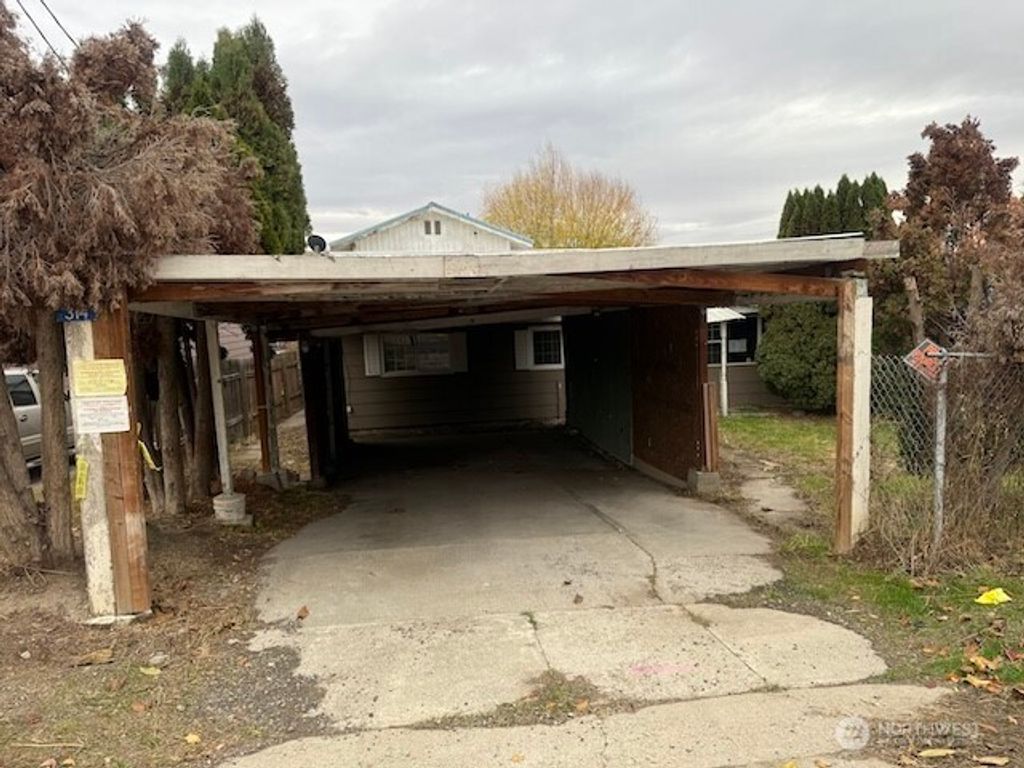 Photo of 314 LIBERTY Avenue, Granger, WA 98932 (MLS # 2457726)