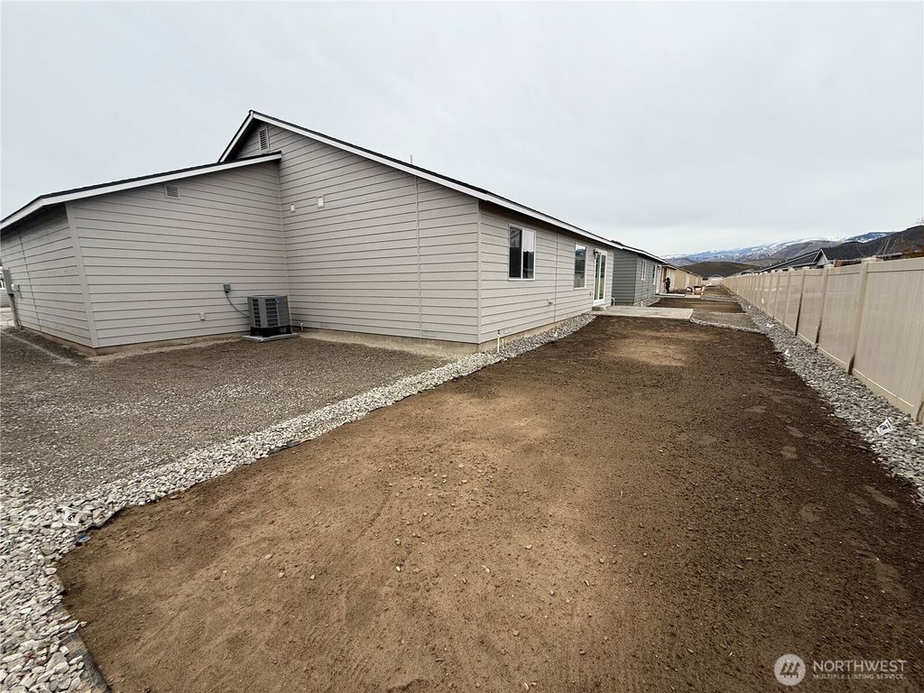 Photo of 92 Salmon Drive, Wenatchee, WA 98801 (MLS # 2483709)