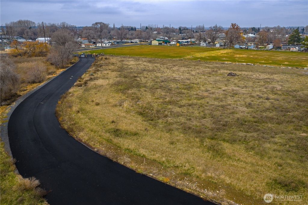 Photo of 7 Valley Road NE #7, Moses Lake, WA 98837 (MLS # 2501773)