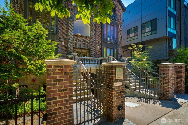 1122 Broadway E 301