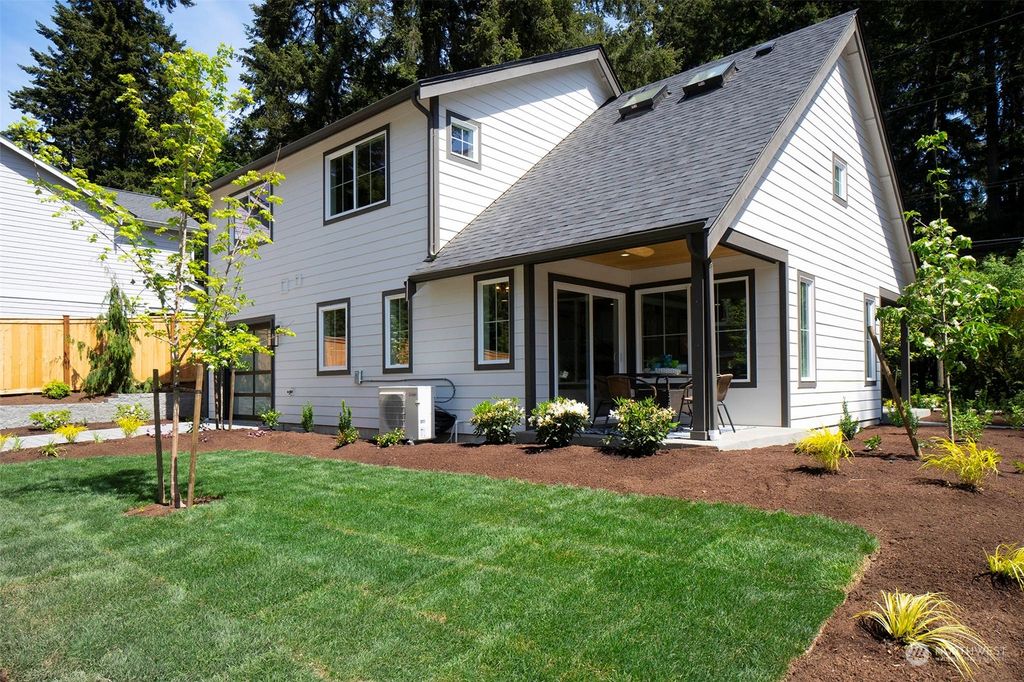 Photo of 11520 NE 53rd Street, Kirkland, WA 98033 (MLS # 2286288)
