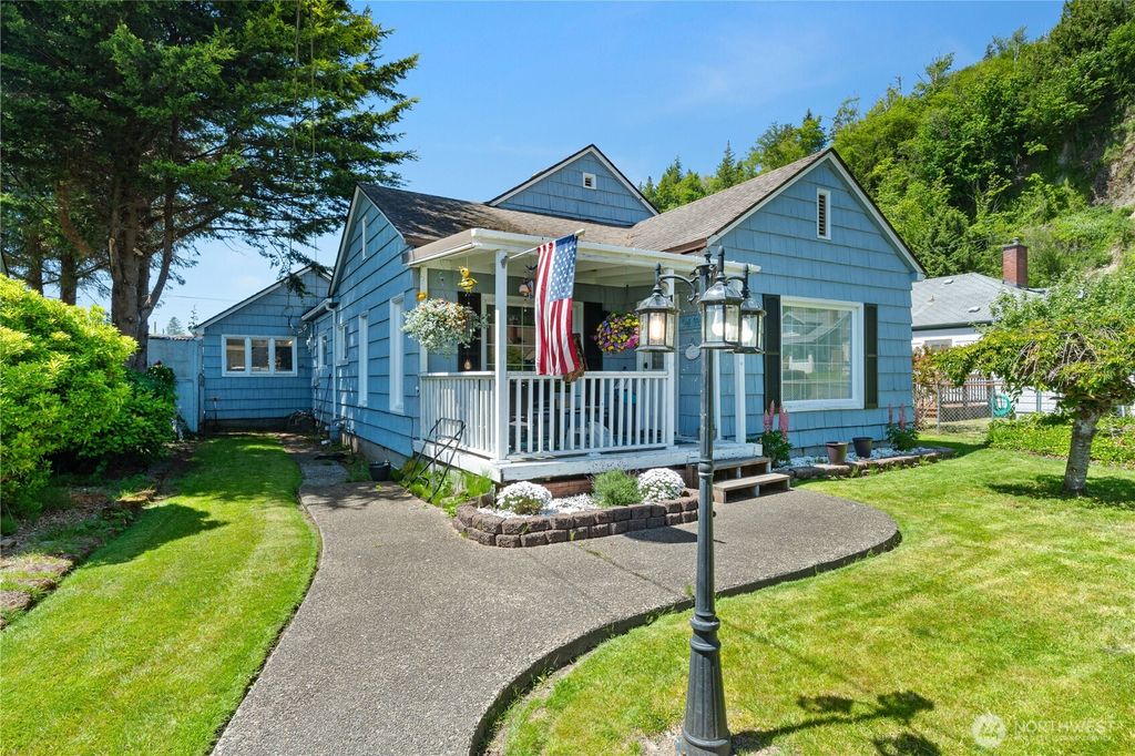 Photo of 110 Ontario Street, Hoquiam, WA 98550 (MLS # 2519727)