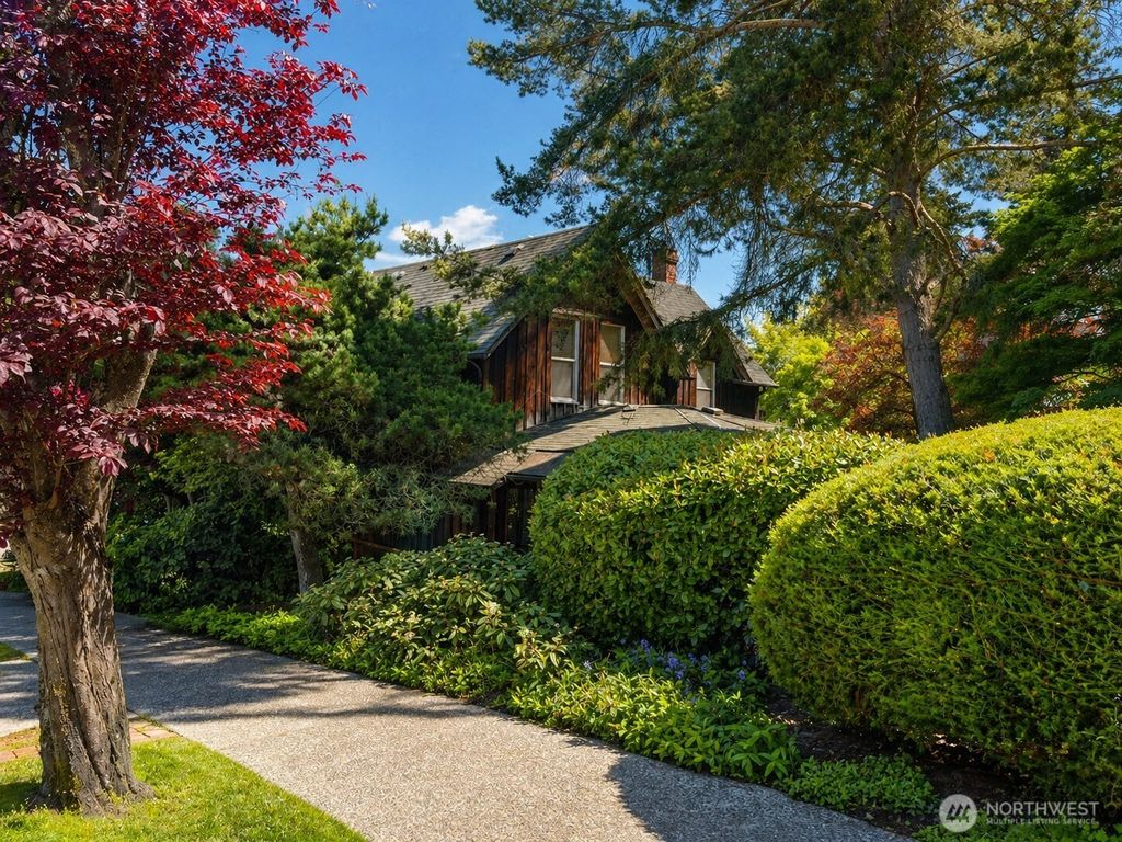 Photo of 7558 Ravenna Avenue NE, Seattle, WA 98115 (MLS # 2515706)