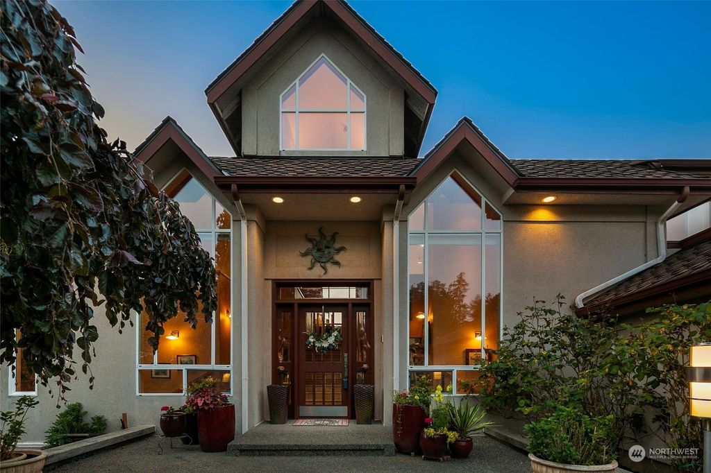 Photo of 2425 56th Street SW, Everett, WA 98203 (MLS # 2069485)