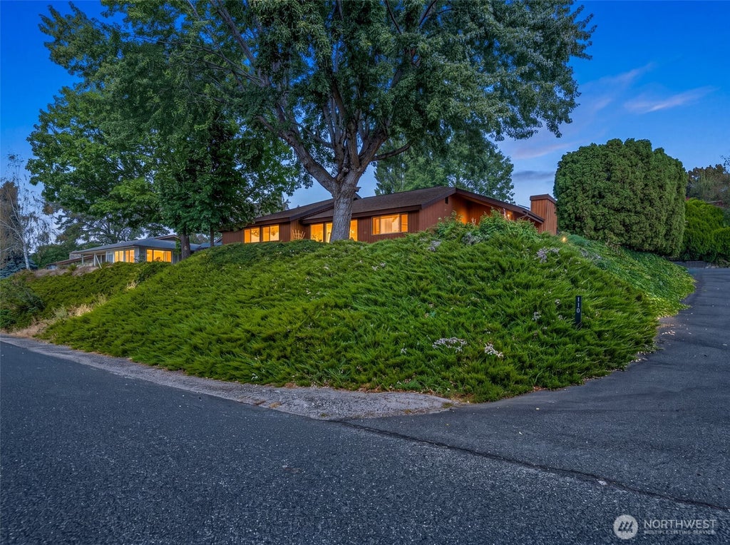 Photo of 110 View Ridge Circle, Wenatchee, WA 98801 (MLS # 2576920)