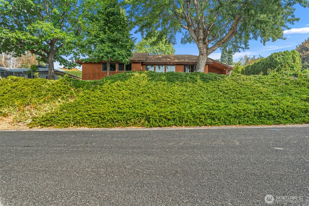 Photo of 110 View Ridge Circle, Wenatchee, WA 98801 (MLS # 2576920)