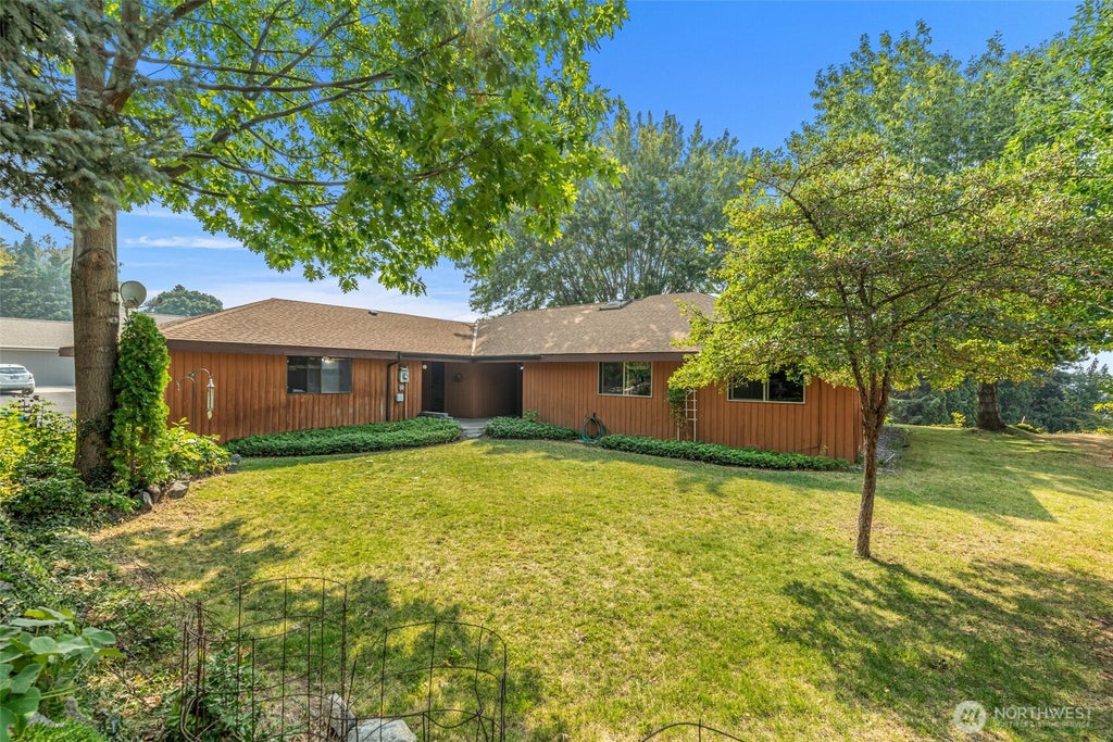 Photo of 110 View Ridge Circle, Wenatchee, WA 98801 (MLS # 2576920)
