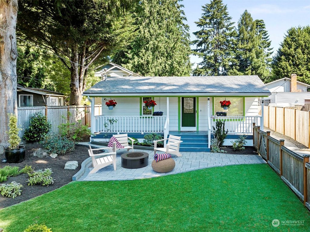 Photo of 520 N 138th Street, Seattle, WA 98133 (MLS # 2284940)