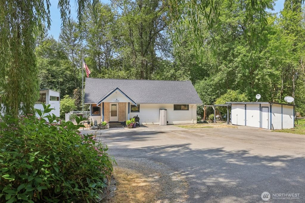 Photo of 17209 W Riverside Drive, Bothell, WA 98011 (MLS # 2418271)