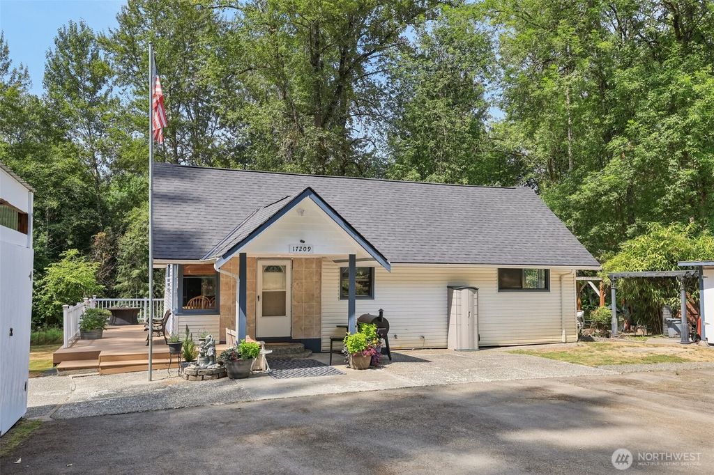 Photo of 17209 W Riverside Drive, Bothell, WA 98011 (MLS # 2418271)