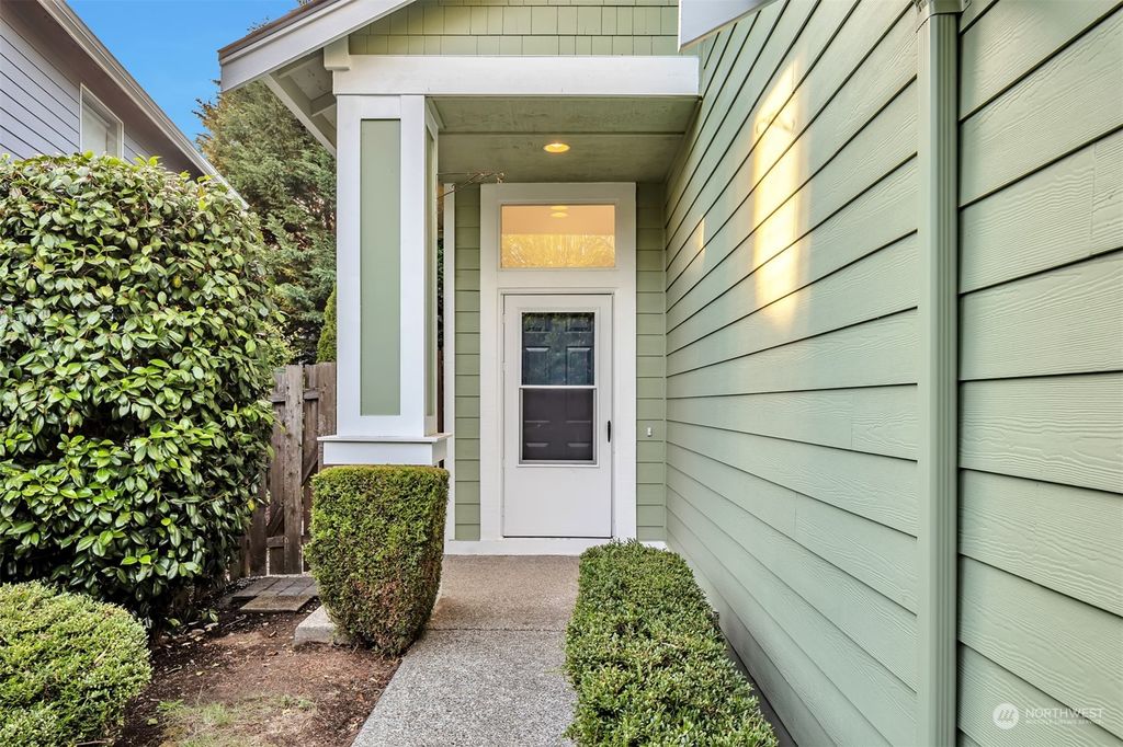 Photo of 24920 SE 43rd Street, Sammamish, WA 98029 (MLS # 2130067)