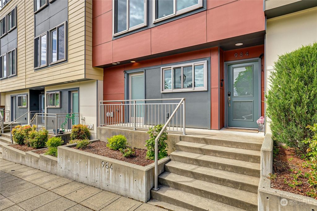 Photo of 984 NE High Street, Issaquah, WA 98029 (MLS # 2245703)