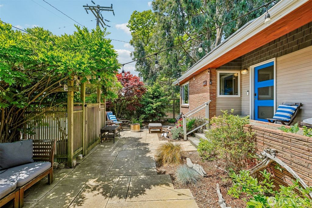 Photo of 6412 SW Hinds Street, Seattle, WA 98116 (MLS # 2392209)