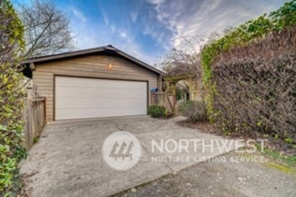 Photo of 9524 15th Avenue NE, Seattle, WA 98115 (MLS # 2192618)