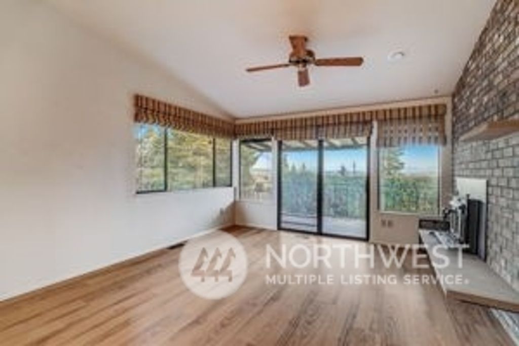 Photo of 9524 15th Avenue NE, Seattle, WA 98115 (MLS # 2192618)