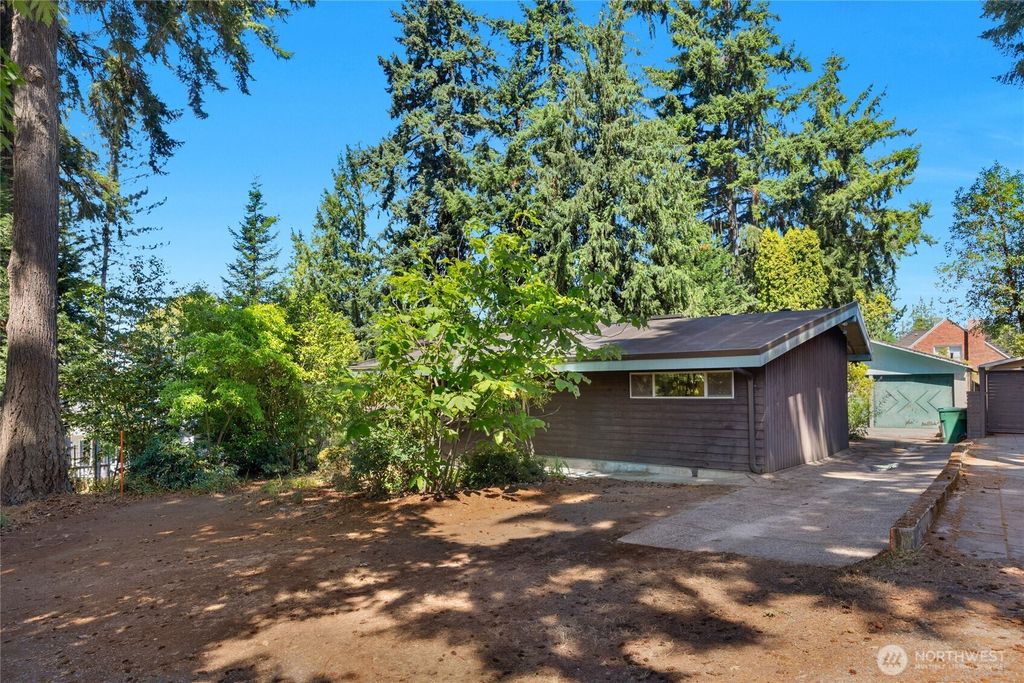 Photo of 4712 NE 100th St, Seattle, WA 98125 (MLS # 2413088)