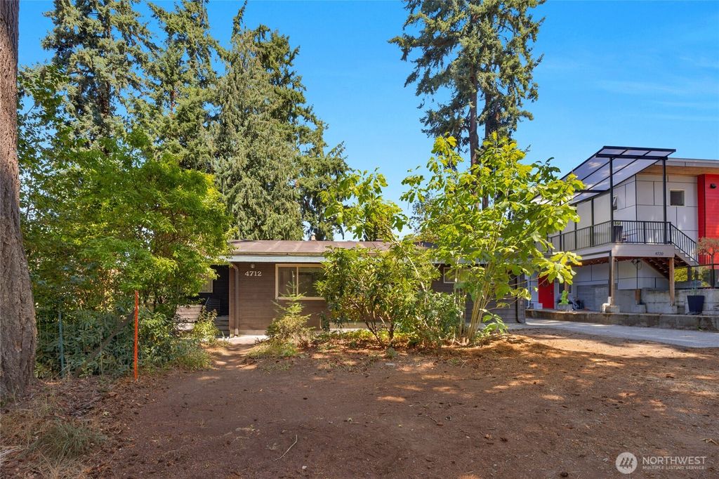 Photo of 4712 NE 100th St, Seattle, WA 98125 (MLS # 2413088)