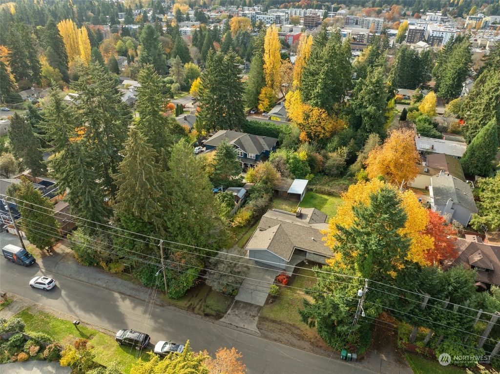 Photo of 12525 39 Avenue NE, Seattle, WA 98125 (MLS # 2309149)