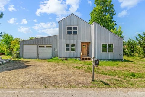 A home in Cathlamet