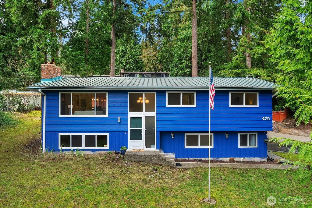 Photo of 475 Mt Hood Drive SW, Issaquah, WA 98027 (MLS # 2394839)