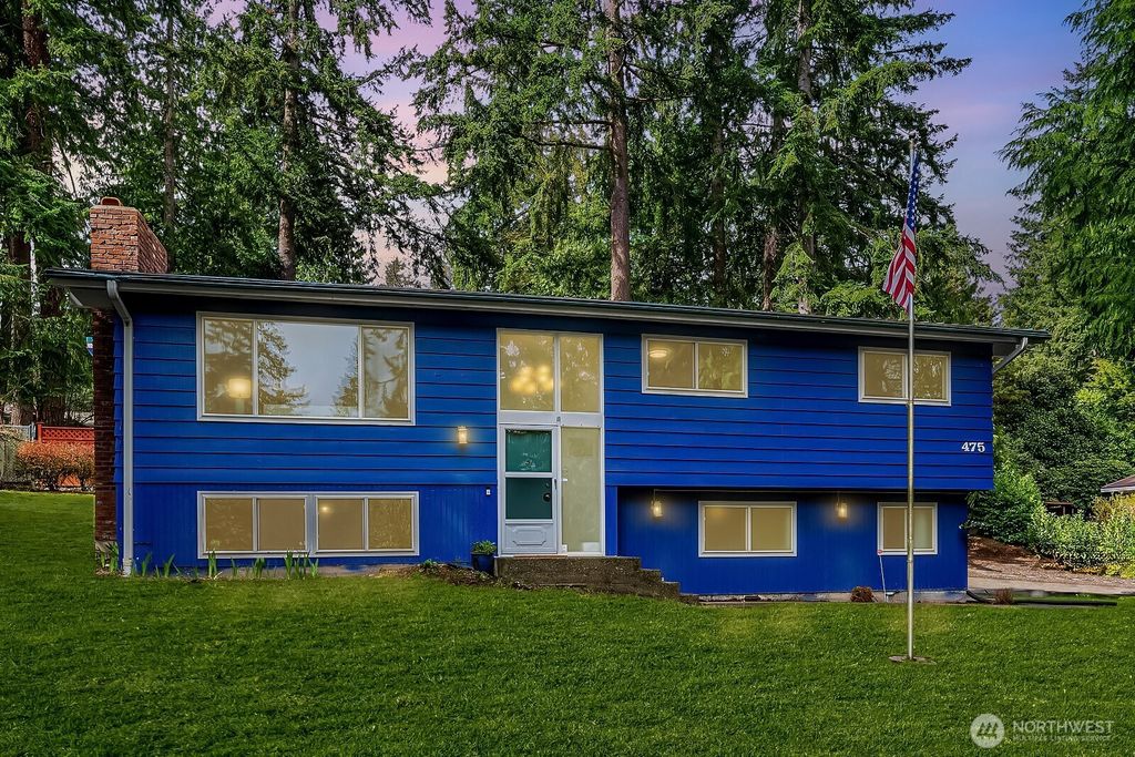 Photo of 475 Mt Hood Drive SW, Issaquah, WA 98027 (MLS # 2394839)
