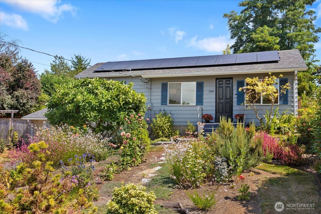Photo of 11044 26th Avenue SW, Seattle, WA 98146 (MLS # 2567954)