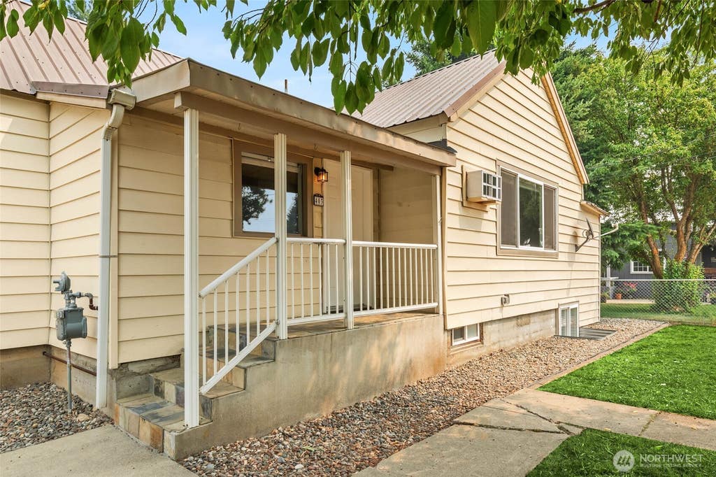 Photo of 403 E 3rd Street, Cle Elum, WA 98922 (MLS # 2567890)
