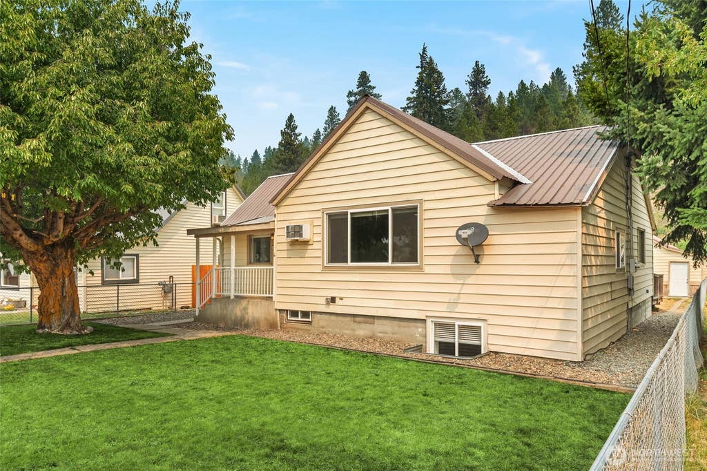 Photo of 403 E 3rd Street, Cle Elum, WA 98922 (MLS # 2567890)