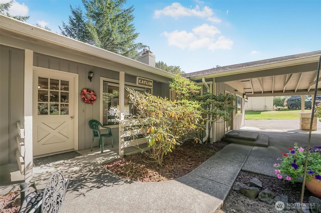 Photo of 13312 230th Avenue SE, Issaquah, WA 98027 (MLS # 2502361)