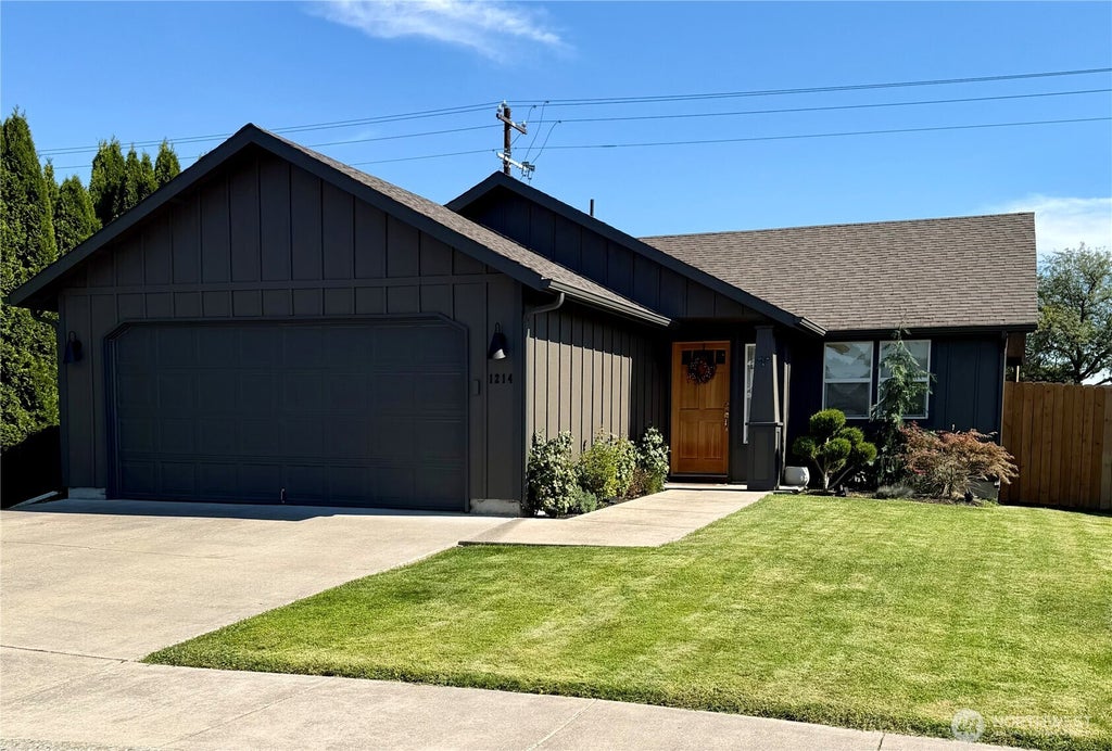 Photo of 1214 SE Scenic View Dr DR, College Place, WA 99324 (MLS # 2579706)
