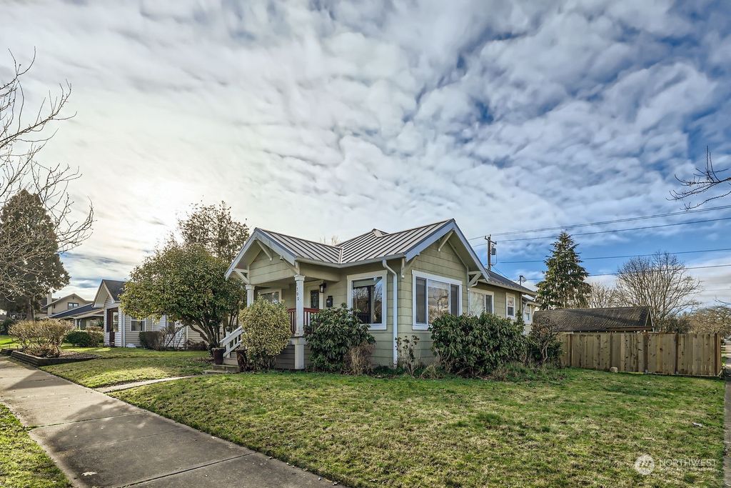 Photo of 1702 Rainier Avenue, Everett, WA 98201 (MLS # 2321707)