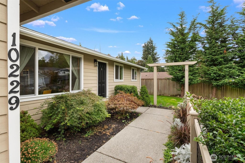 Photo of 10229 27th Drive SE, Everett, WA 98208 (MLS # 2582899)