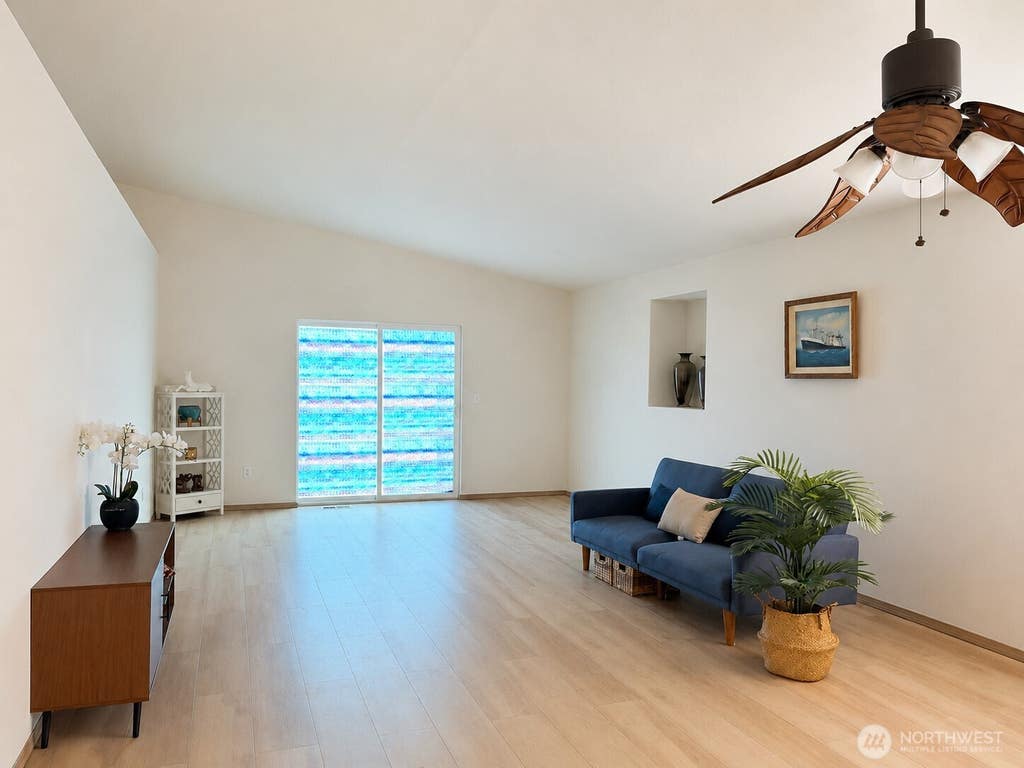Photo of 226 166th St E, ST, Spanaway, WA 98387 (MLS # 2560571)