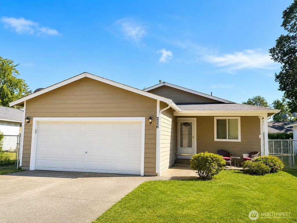 Photo of 226 166th St E, ST, Spanaway, WA 98387 (MLS # 2560571)
