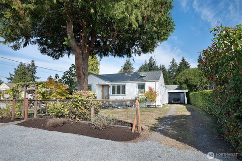 Photo of 1218 NE 117th Street, Seattle, WA 98125 (MLS # 2585755)