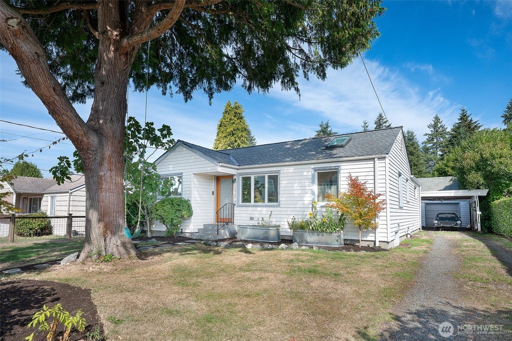Photo of 1218 NE 117th Street, Seattle, WA 98125 (MLS # 2585755)