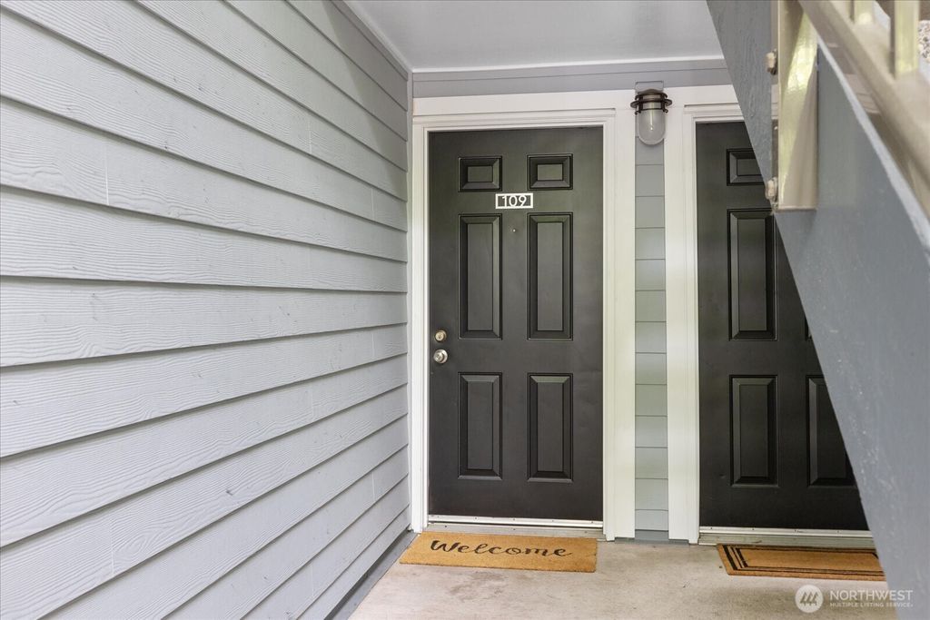 Photo of 10018 NE 127th Place Pl #B109, Kirkland, WA 98034 (MLS # 2431134)
