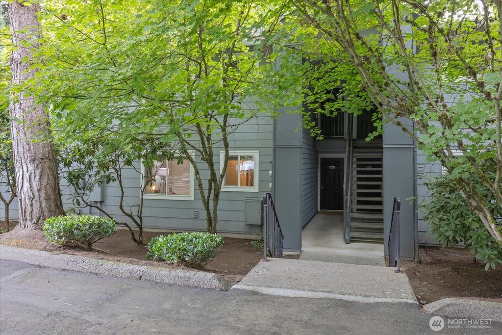 Photo of 10018 NE 127th Place Pl #B109, Kirkland, WA 98034 (MLS # 2431134)