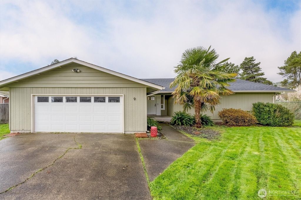 Photo of 9 Lee Place, Longview, WA 98632 (MLS # 2461295)