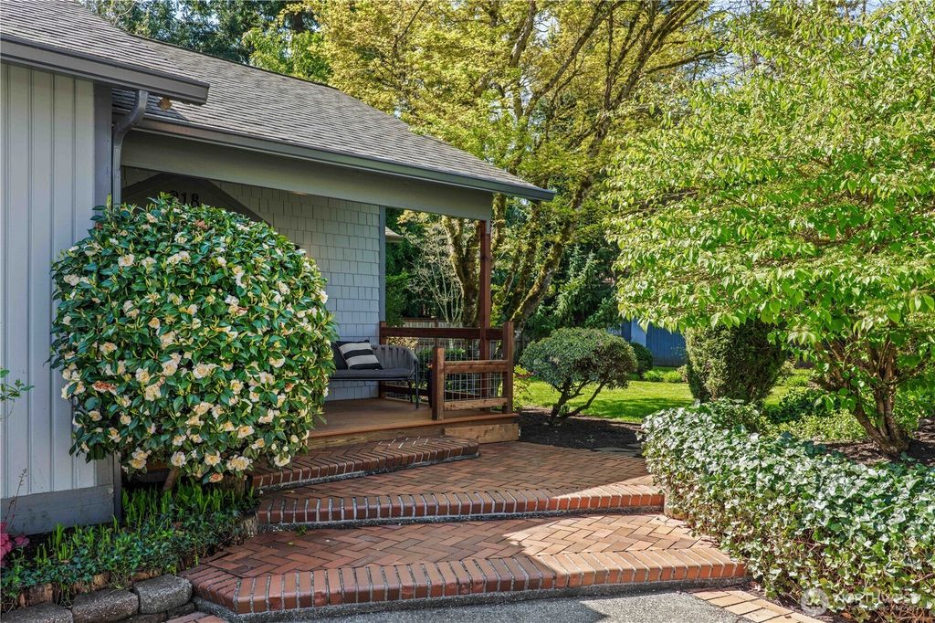 Photo of 218 Duvall Avenue NE, Renton, WA 98059 (MLS # 2361043)