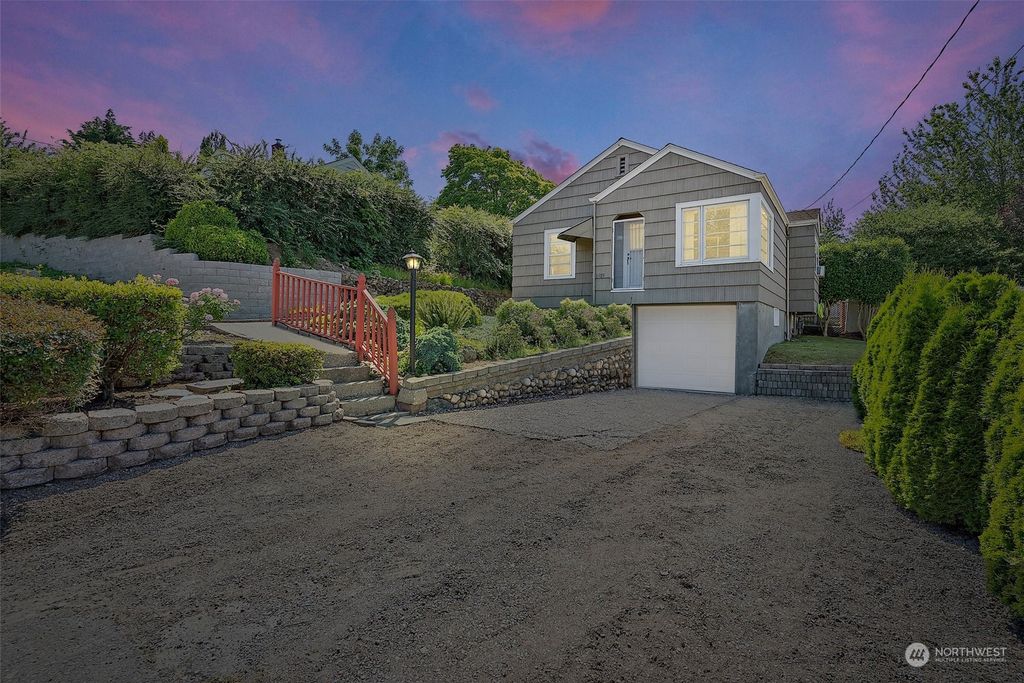 Photo of 1405 Morris Avenue S, Renton, WA 98055 (MLS # 2131958)