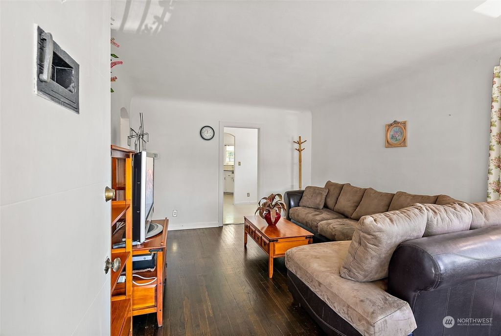 Photo of 1405 Morris Avenue S, Renton, WA 98055 (MLS # 2131958)