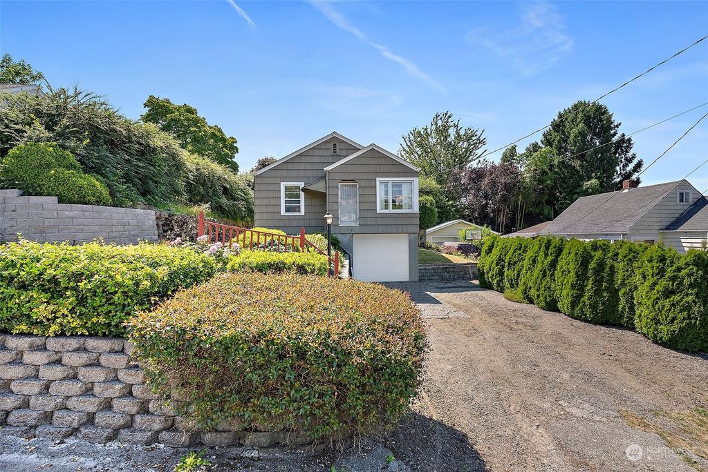 Photo of 1405 Morris Avenue S, Renton, WA 98055 (MLS # 2131958)