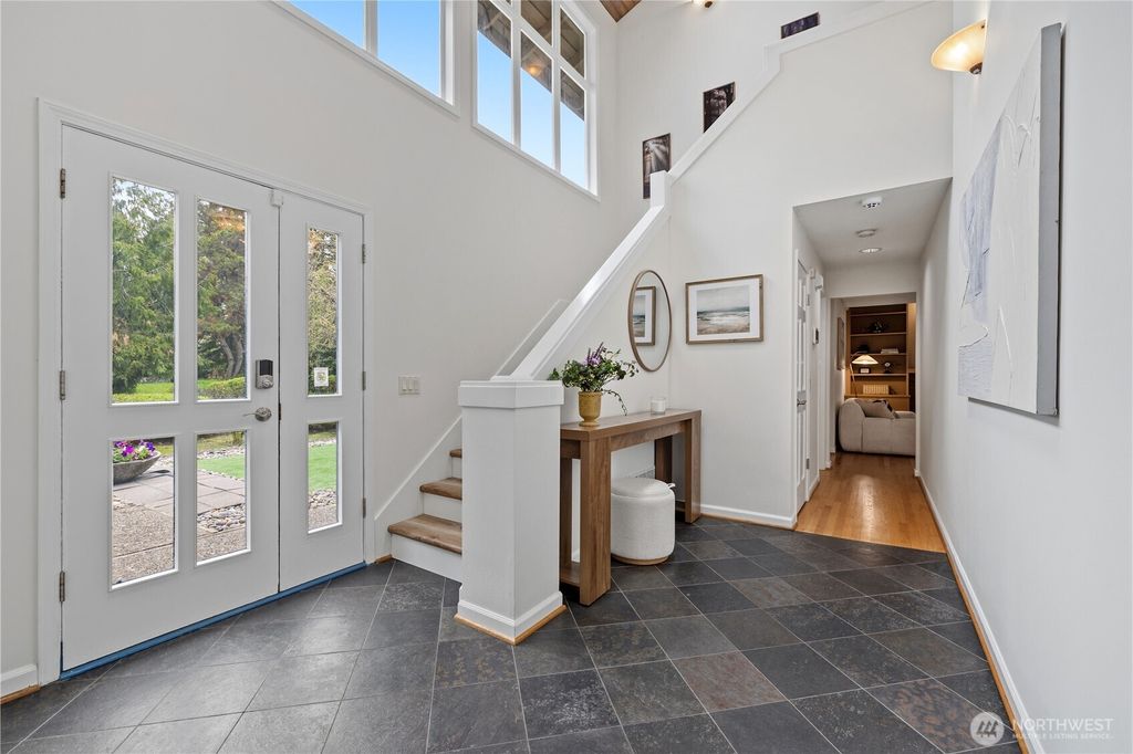 Photo of 2507 Medina Circle, Medina, WA 98039 (MLS # 2526168)