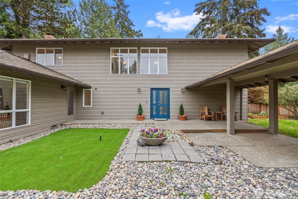Photo of 2507 Medina Circle, Medina, WA 98039 (MLS # 2526168)