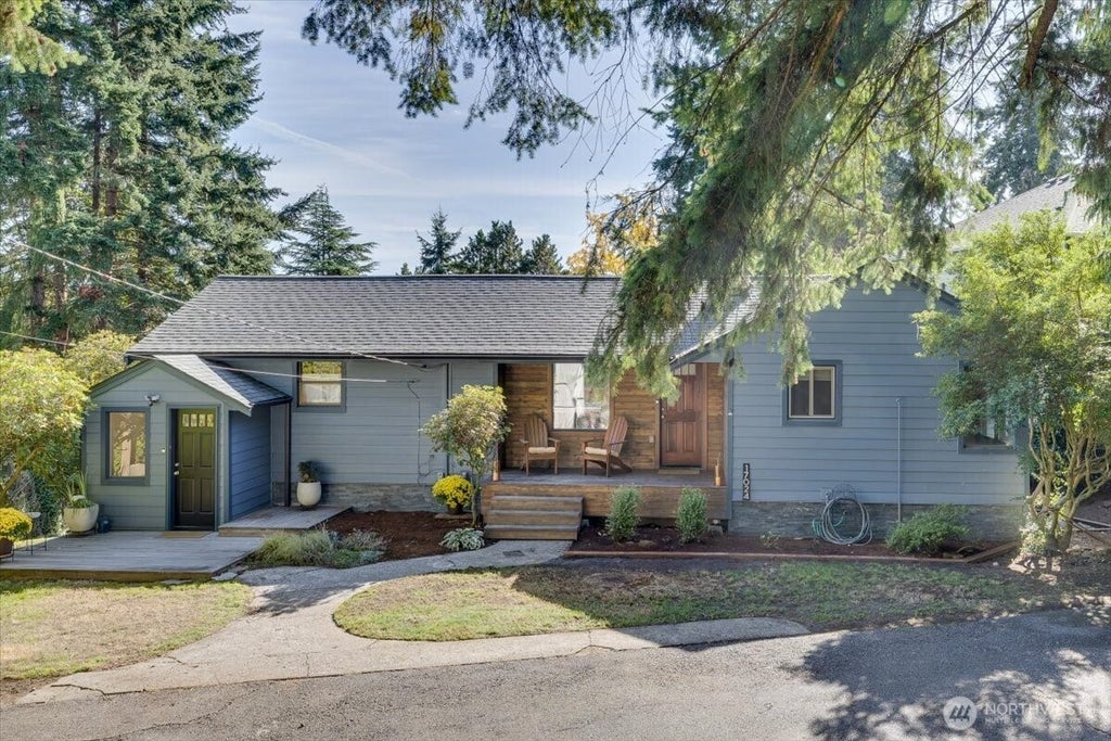 Photo of 17024 32nd Avenue NE, Lake Forest Park, WA 98155 (MLS # 2591938)