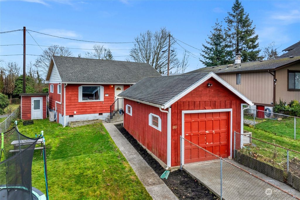 Photo of 1915 Summit Avenue, Everett, WA 98201 (MLS # 2320838)